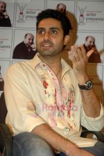 Abhishek Bachchan teaches at Anupam Kher_s Action Prepares in Santacruz, Mumbai on 2nd Aug 2011 (30).JPG